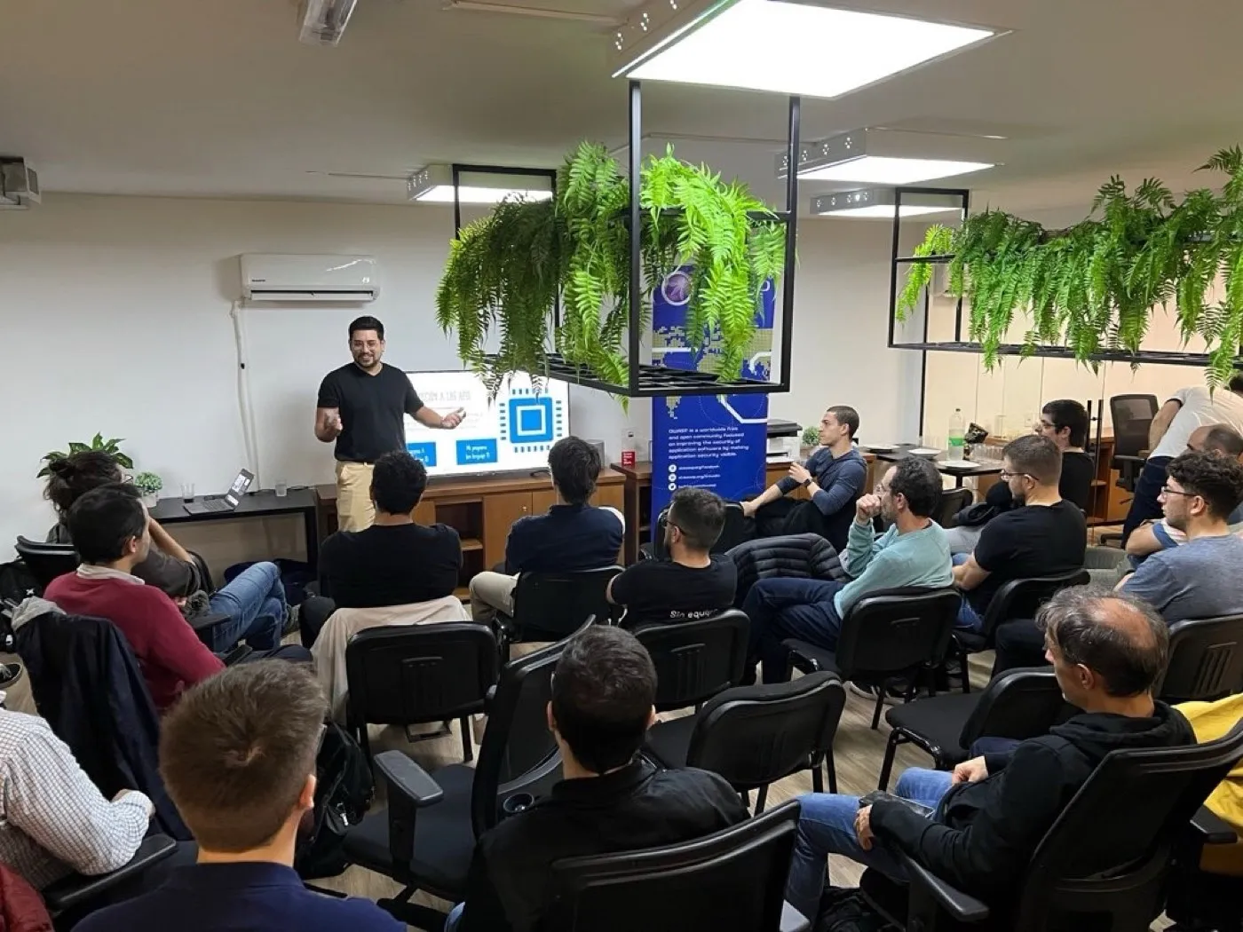 Foto 2 de 4: Meetup de abril 2024